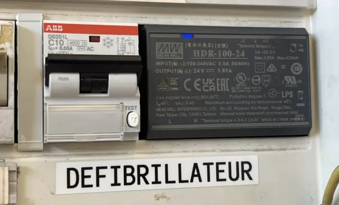 Alimentation et protection du DAE