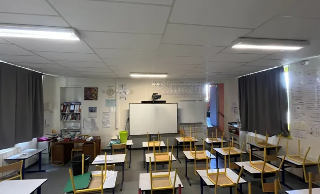 Classe avant travaux avec 3 réglettes à tubes fluorescents au plafond