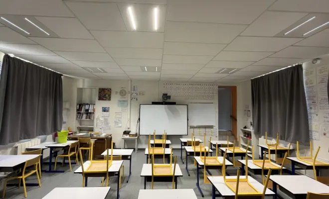 Classe après travaux avec dalles LED et répartition de l'éclairage sur l'ensemble du plafond